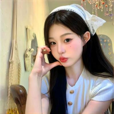 坐在酒吧里吃蛋糕
